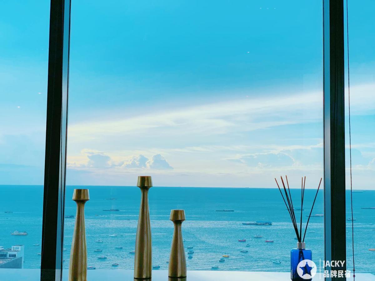 The Base Seaview Holiday Inn Pattaya Exterior photo